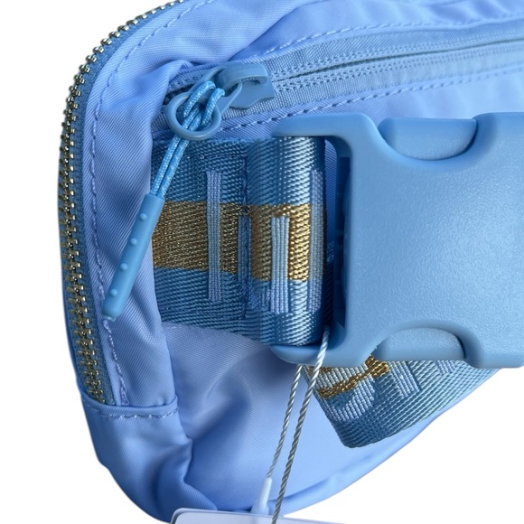 NWT Lululemon Everywhere Belt Bag 1L Wordmark Strap in Baby Blue - Picture 7 of 8